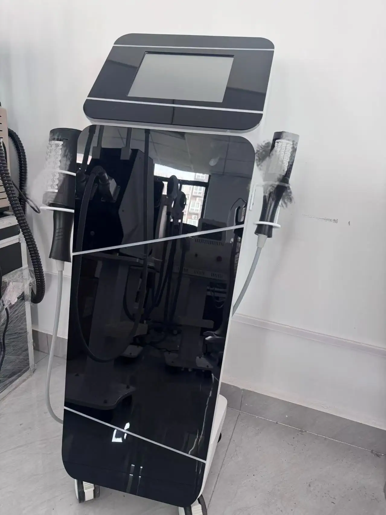 

The latest 6500W RF EMS massage and body shaping roller helps sculpt a perfect figure, burn fat, and lift and slim the buttocks.