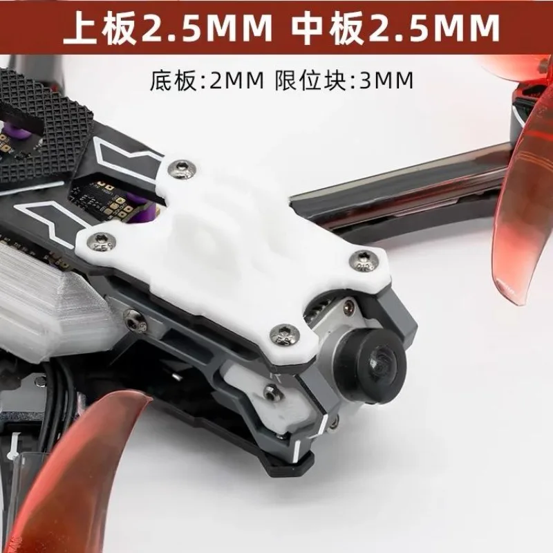 시뮬레이션된 트라이플라이 스카이브레이킹 5인치 랙은 O3 스카이 엔드를 지원하며 FPV 고화질 항공 촬영 및 화려한 비행에 적합합니다.