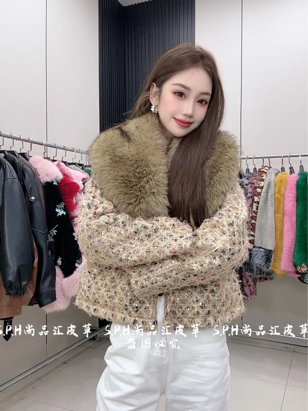 Fashionable Unique New Winter Padded Large Furry Collar Youth Style Faux Fur Coat Short Long Sleeves Woolen Jacket Streetwear