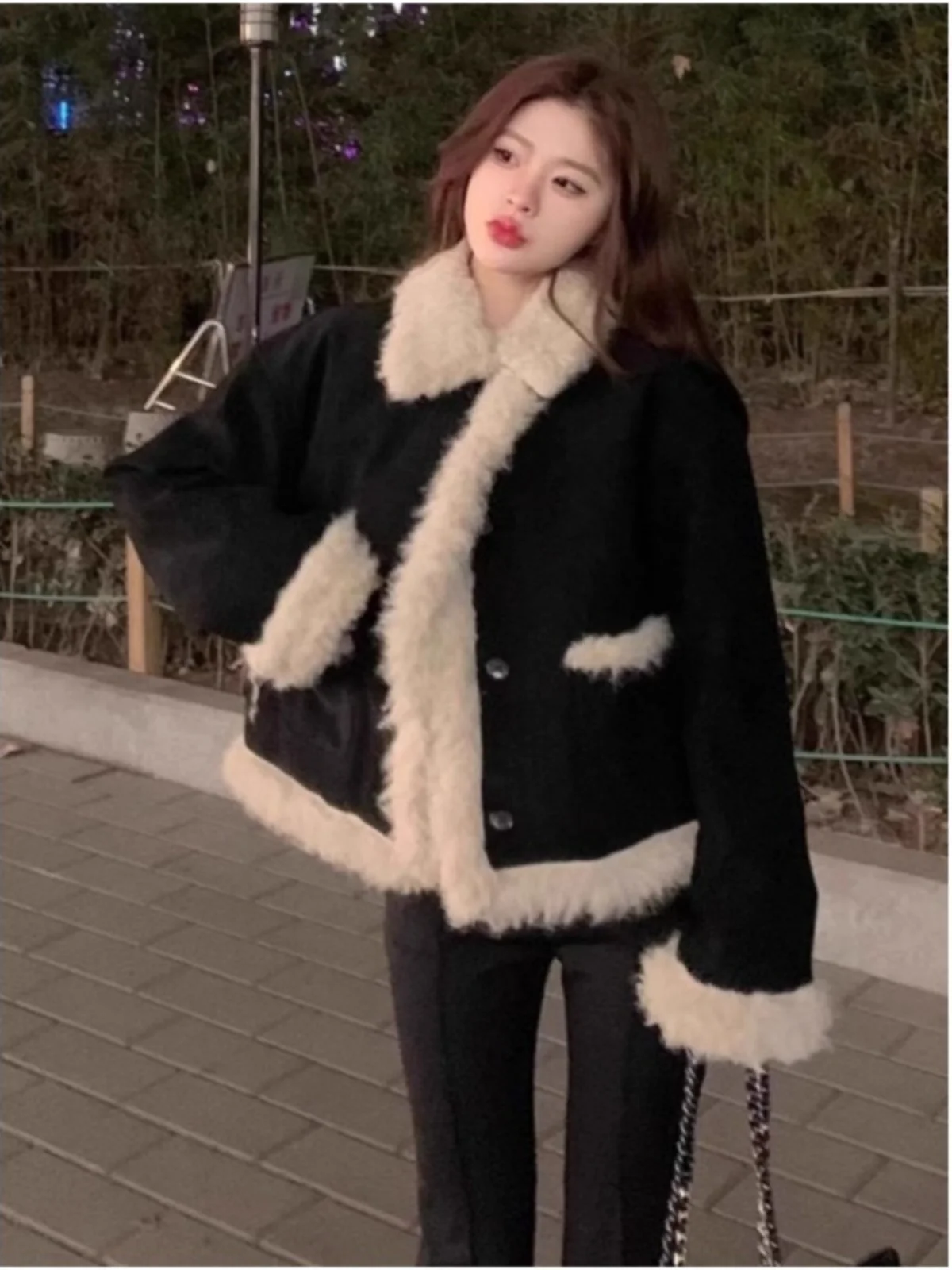 เสื้อโค้ทผู้หญิงทรงหลวมบุผ้าฝ้ายเนื้อนุ่ม แต่งขอบขนแกะ สำหรับฤดูใบไม้ร่วงและฤดูหนาว สไตล์ลำลอง ผ้าหนังแกะ