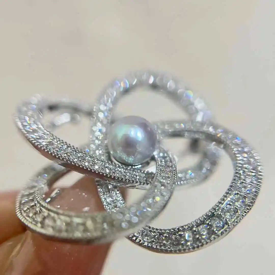 

Брошь-конюшина 6-7 мм, круглая, слегка дефектная, натуральный серый, натуральный льняной жемчуг морской воды, ювелирная брошь с жемчугом Акойя