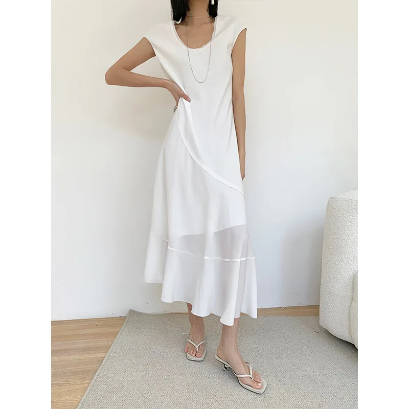 Robe en satin sans manches, amincissante, simple, irrégulière, mi-longue, blanche, été, 2025