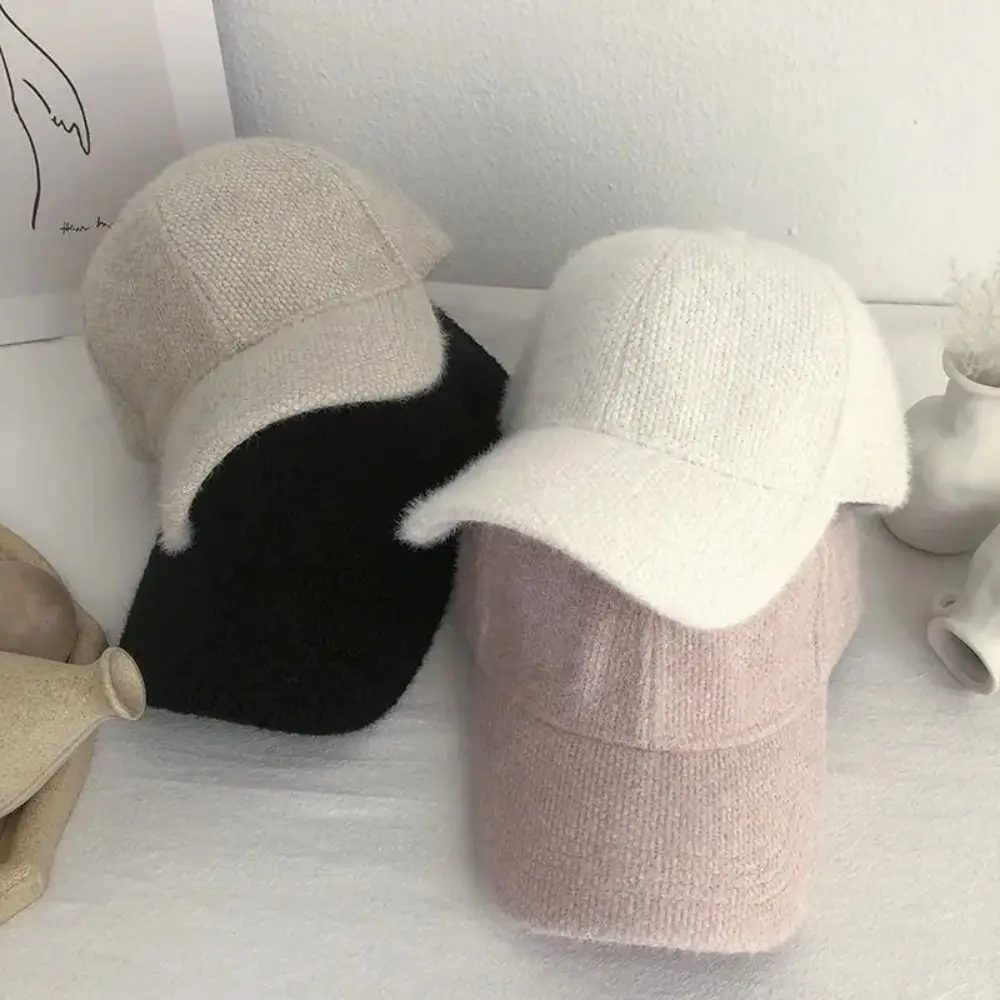 Gorras de béisbol de felpa a la moda, piel sintética de conejo, gorra cálida blanca y negra, visera de Color sólido, sombrero para Otoño e Invierno