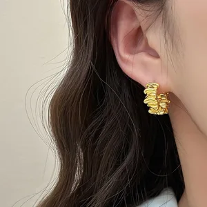 أقراط مطوية متموجة غير منتظمة للنساء الرجعية العصرية المعدنية النحاس تصميم بسيط مزاج مجوهرات الأزياء العليا أفضل 6 أقراط مبيعا في 70 عاما - رقم 2