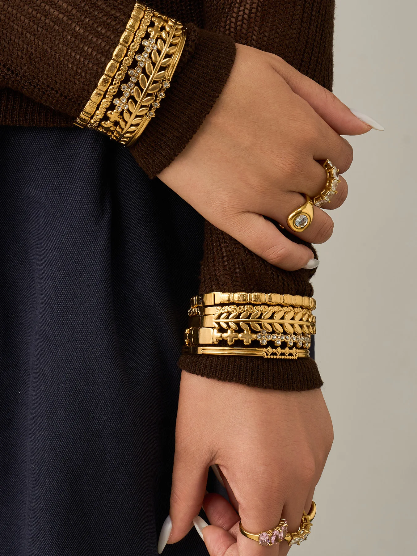Statement-Blatt-Armreifen, Zirkon-Blumen-Armreifen, 18k vergoldete Edelstahl-Armreifen, strukturierte Armbänder für Damen – Detail 5