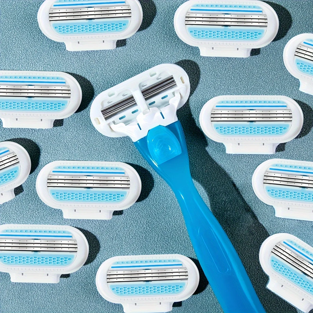 

Женская бритва с 3 лезвиями и поворотной головкой, эргономичная ручка — 1 ручка + 12 стержней для гладкого бритья волос на теле и ногах для мамы в подарок