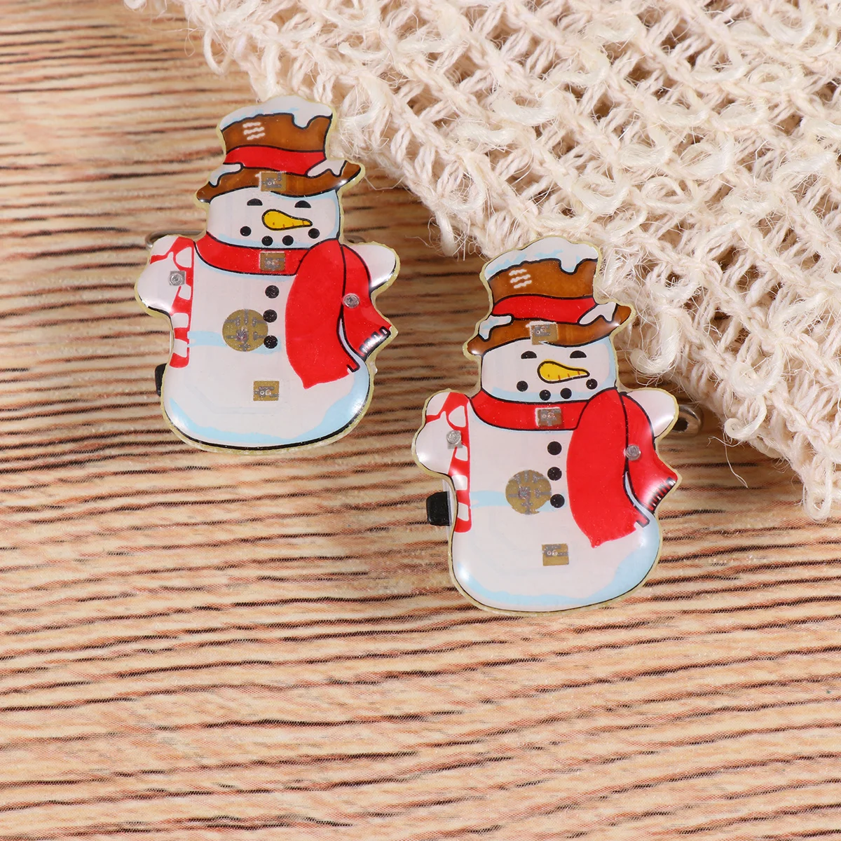 

25Pcs Christmas Glitter Brooches LED Snowman Pins Luminous Enamel Jewelry Xmas Party Accessories Glowing Badges