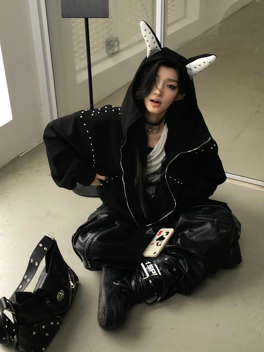 ReddaChic Modna damska bluza z kapturem na zamek z rogami, kieszeniami, zdobiona ćwiekami w stylu hiphop, oversize, casualowa, nowa kolekcja jesień, streetwear