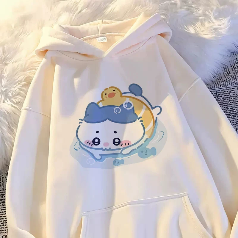 ちいかわ、キュートで面白い、かわいい、日本のキャラクターをモチーフにした、男女兼用、レトロでクールなグラフィックプリントの、ゆったりとしたオーバーサイズプルオーバー・スウェットシャツ。 1
