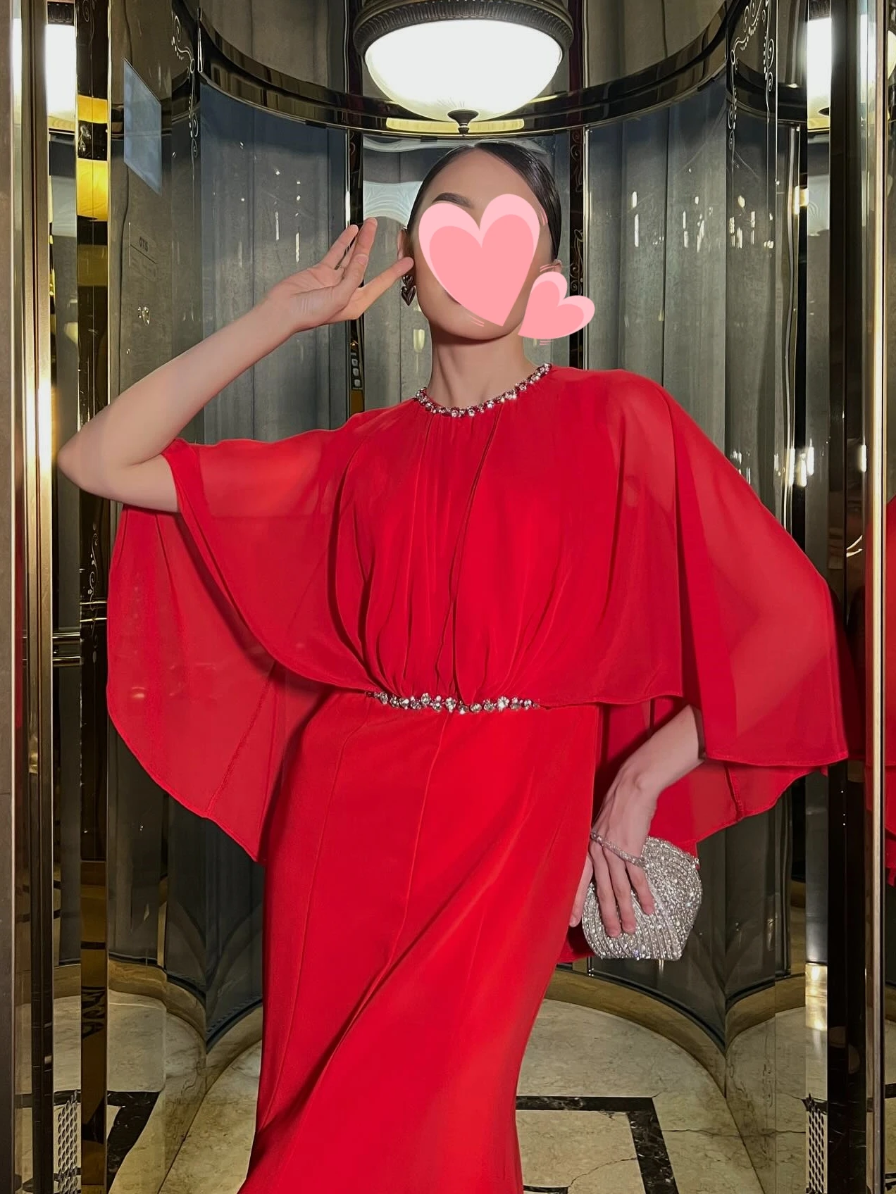 Sukienka wieczorowa na studniówkę, elegancka, vintage, słodka, czerwona, syrenka, szyfonowa, z koralikami, peleryna, możliwość personalizacji, na formalne okazje.