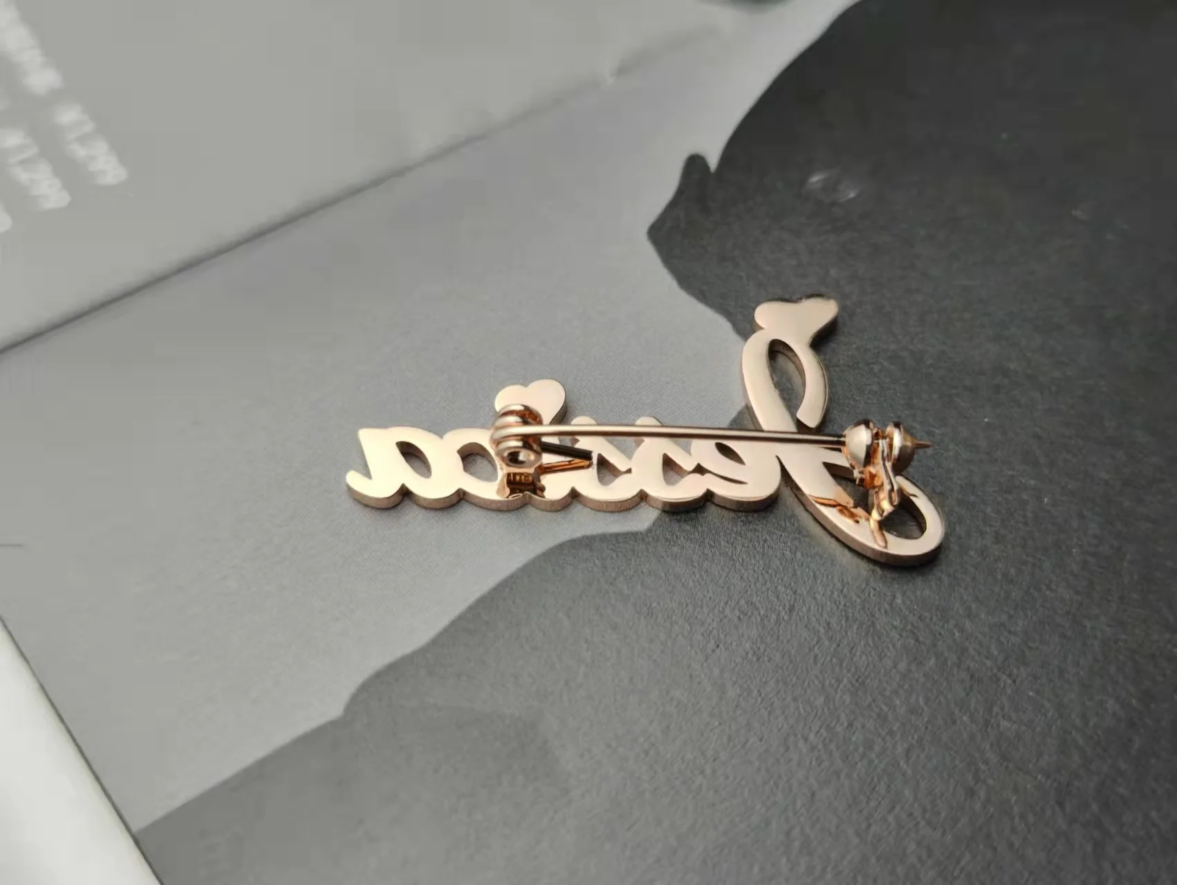 Broche personalizado con nombre para mujer, Pin de solapa de oro rosa, acero inoxidable, regalo único personalizado