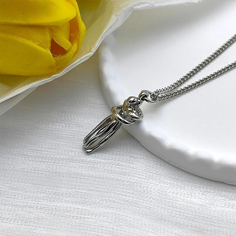 New Creative Couple Embrace Necklace Women\'s Fashion Collarbone Chain Passionate Couple Necklace Decoration Gift