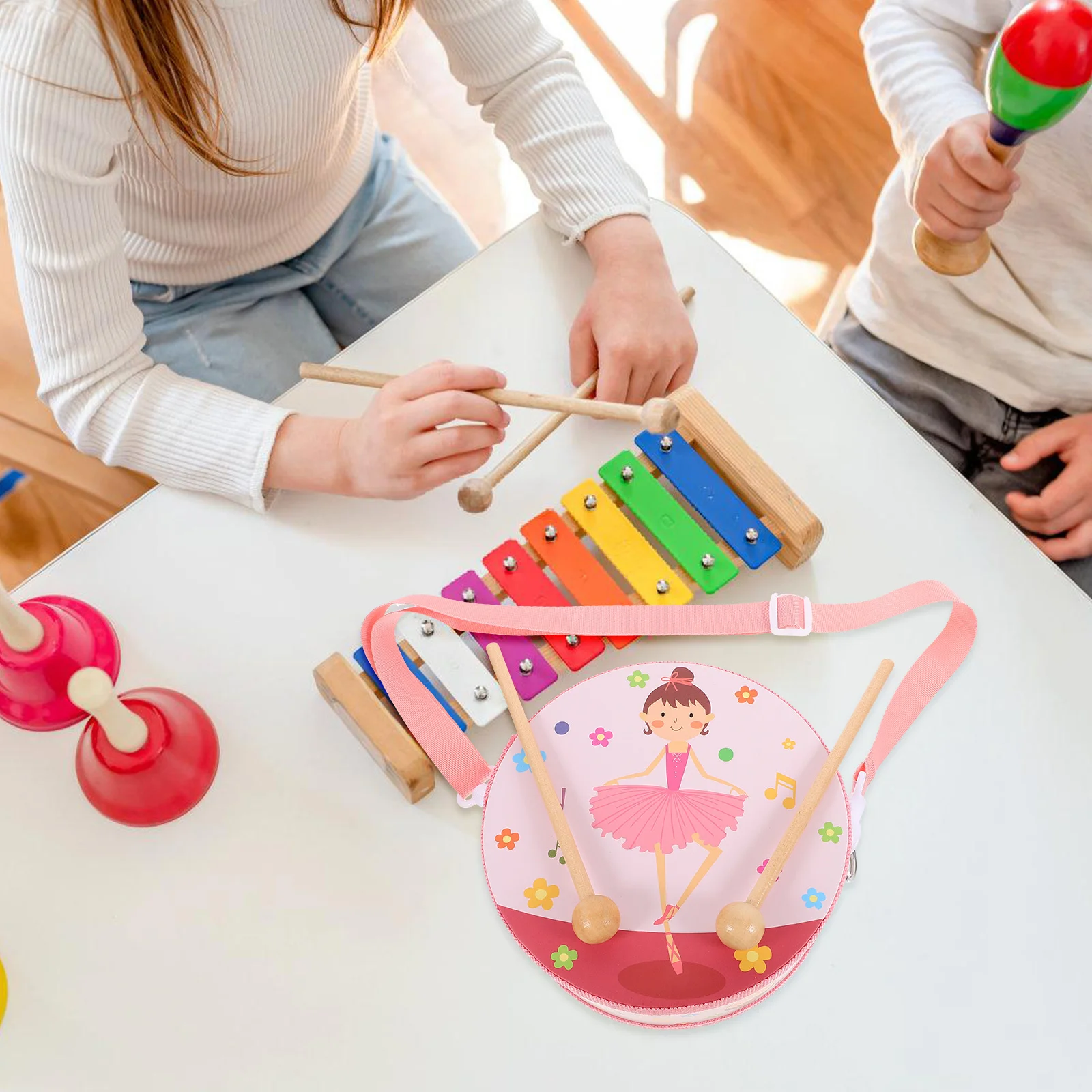 مجموعة واحدة من طبلة اليد مع عصا الطبل سهلة الإنتاج وصوت رنين وحرفية جيدة مادة ألعاب طبلة للأطفال للطفل