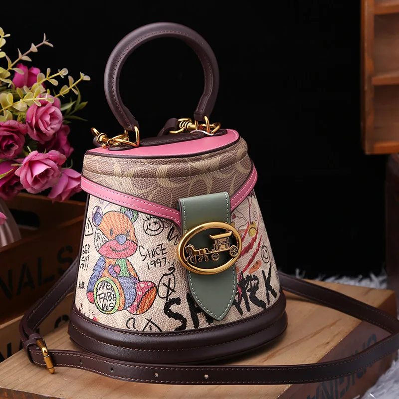 Vintage and Luxury Handheld Bucket Bag with Cute Bear Graffiti and High Quality Metal 2026 Women's Newly Trendy Crossbody Bag