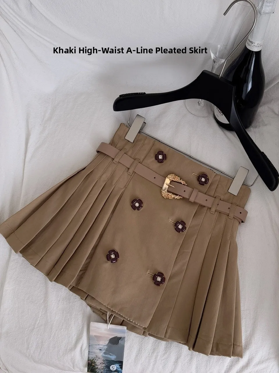   กระโปรงผู้หญิงทรงเอวสูงจีบติดกระดุมเก๋ไก๋ แฟชั่นช่วยให้ดูผอมเพรียว เหมาะสำหรับใส่ไปทำงานในฤดูใบไม้ร่วง ทรงเข้ารูป ผลิตจากโพลีเอสเตอร์