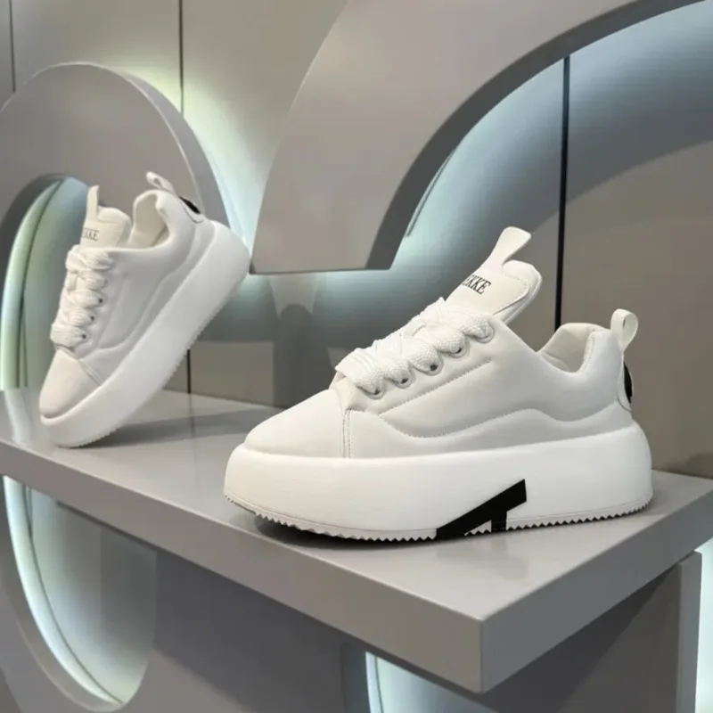 2025 ฤดูใบไม้ผลิผลิตภัณฑ์ใหม่รองเท้าผ้าใบผู้ชายรอบหัว LACE-up Casual รองเท้าสีทึบแฟชั่นสีขาวรองเท้า