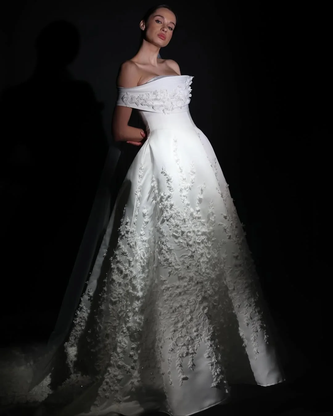 

Customized Formal Luxury White Satin Wedding Dress Off the Shoulder Appliques Chapel Train Bridal Party Sequined Bridal Gowns