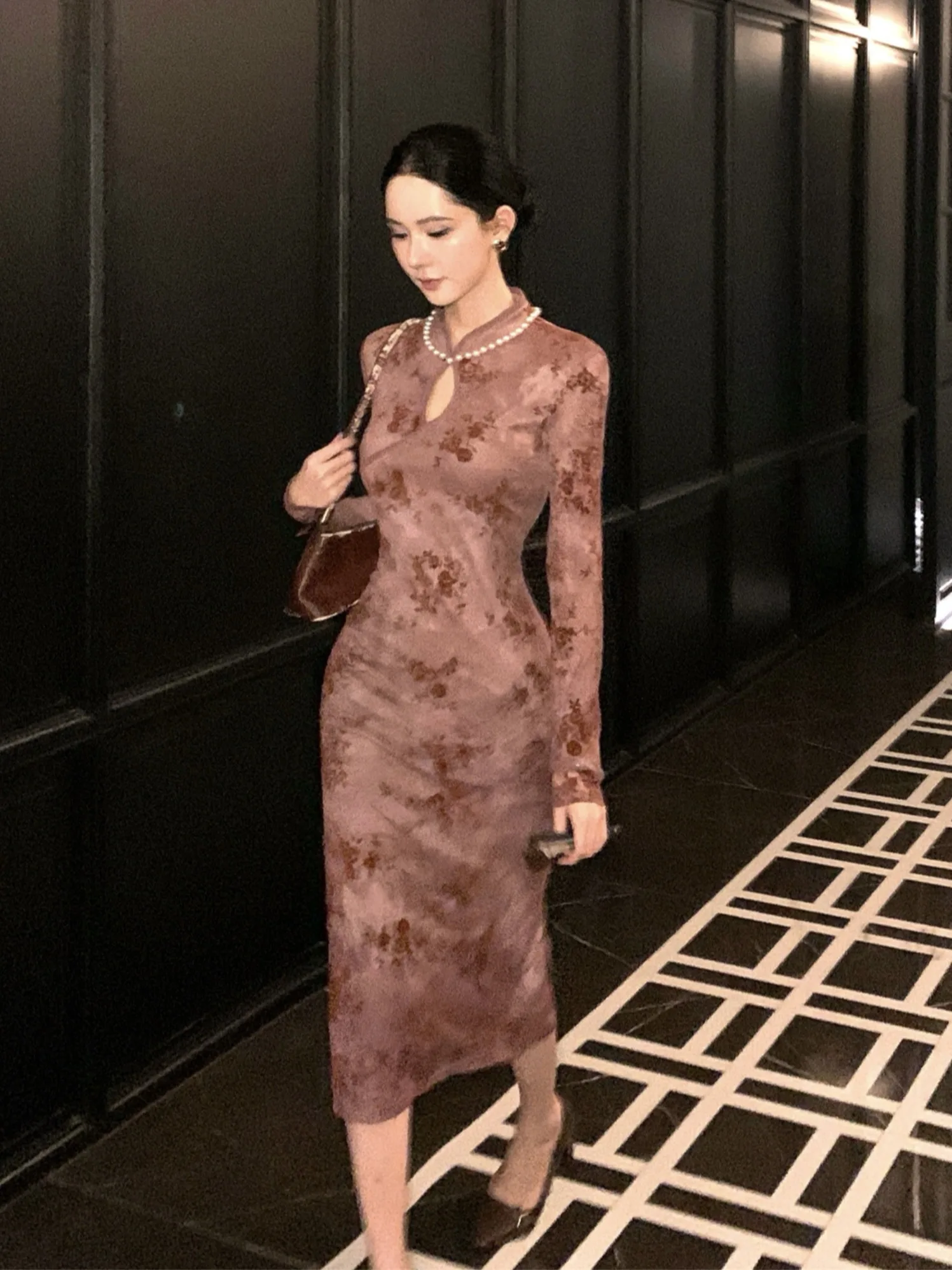 レトロな中国風の女性用旗袍ドレス、ファッショナブルなビーズ刺繍と透かし彫りデザイン、ミドル丈、長袖、普段着、花柄