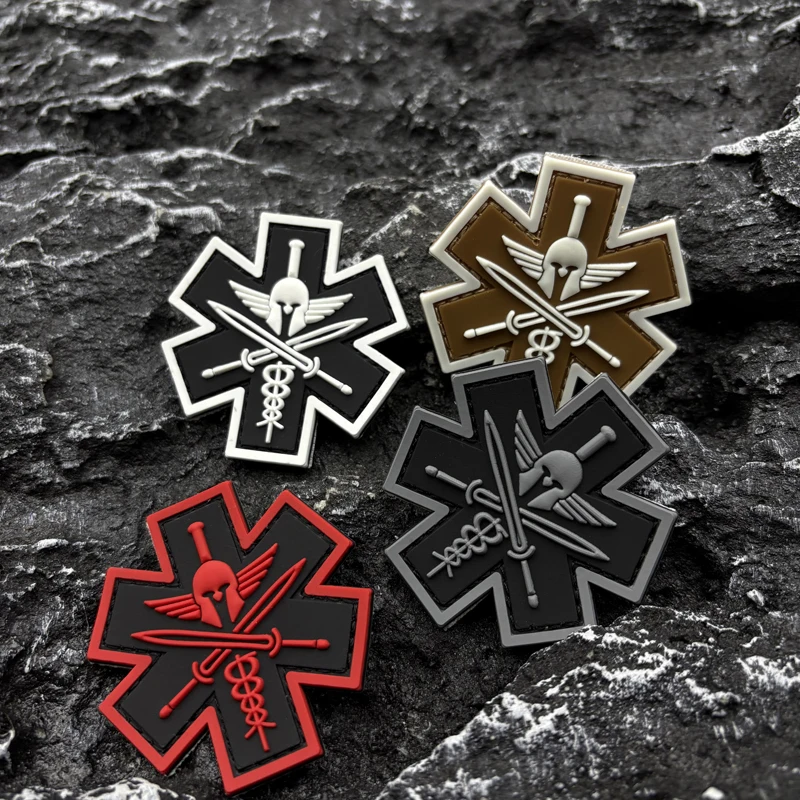 Ein zweischneidiges Helm-PVC-Patch-Abzeichen mit Klettverschluss und Hakenverschlüssen, geeignet zum Dekorieren von Taschen, Rucksäcken, Westen und Kleidung