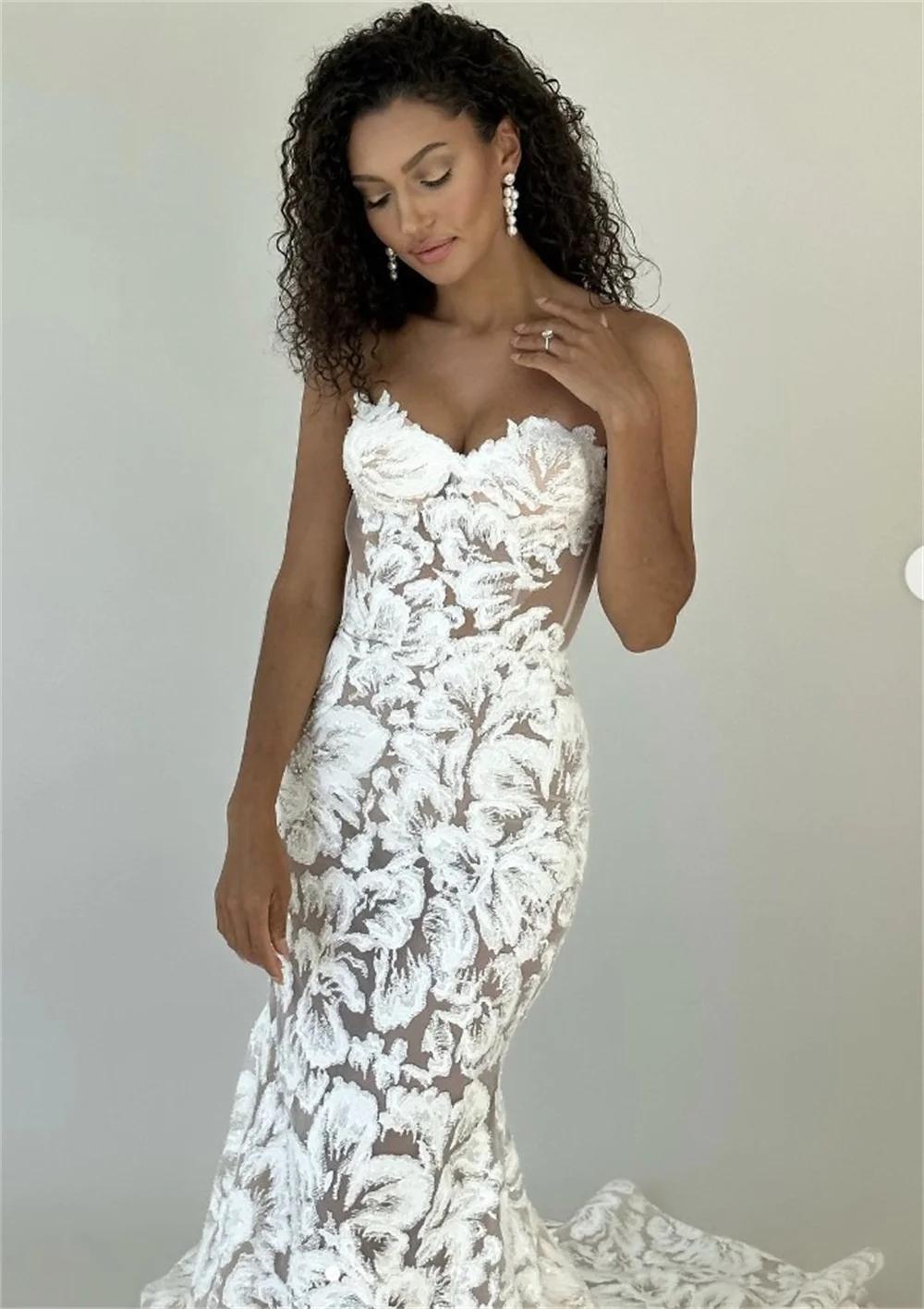 Tokyo Maßgeschneiderte weiße trägerlose Brautkleider, ärmelloses Brautkleid mit Blumen-Reißverschluss hinten, 2025, Meerjungfrau-Hochzeitskleid mit Hofzug