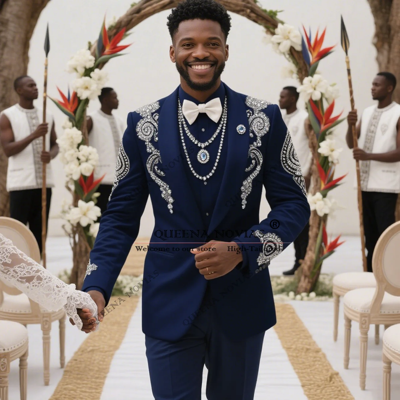

Красивые темно-синие костюмы с камнями из бисера для свадьбы, смокинги для выпускного вечера с шалью и лацканами, индивидуальные комплекты из трех предметов, мужская банкетная одежда, платья для жениха