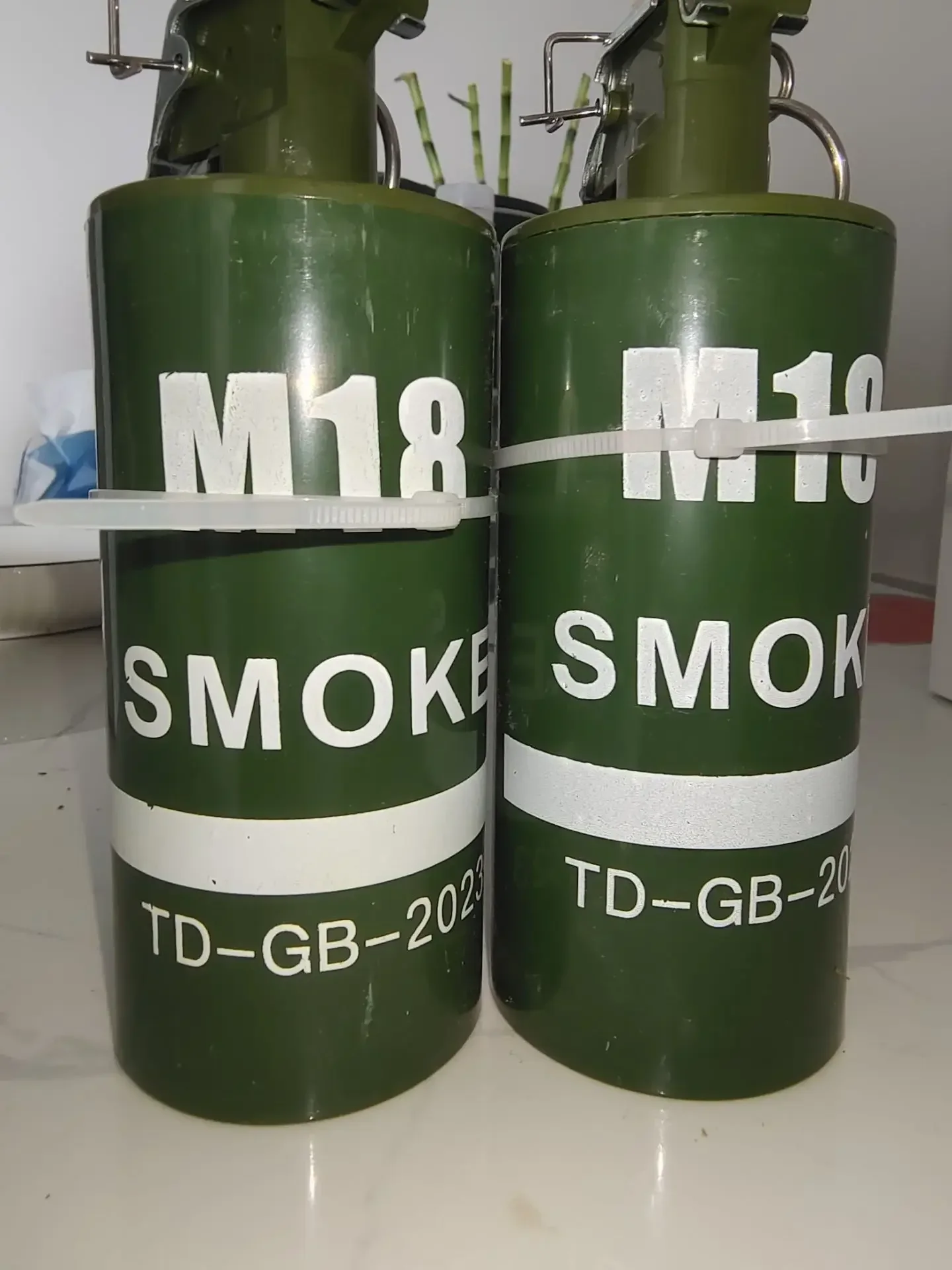 

1pcs Outdoor M18 Smoke Opening Ceremony Drill Bomb Smoke Props Toys Sports Day Atmosphere Props COS Dress Up Chicken Props