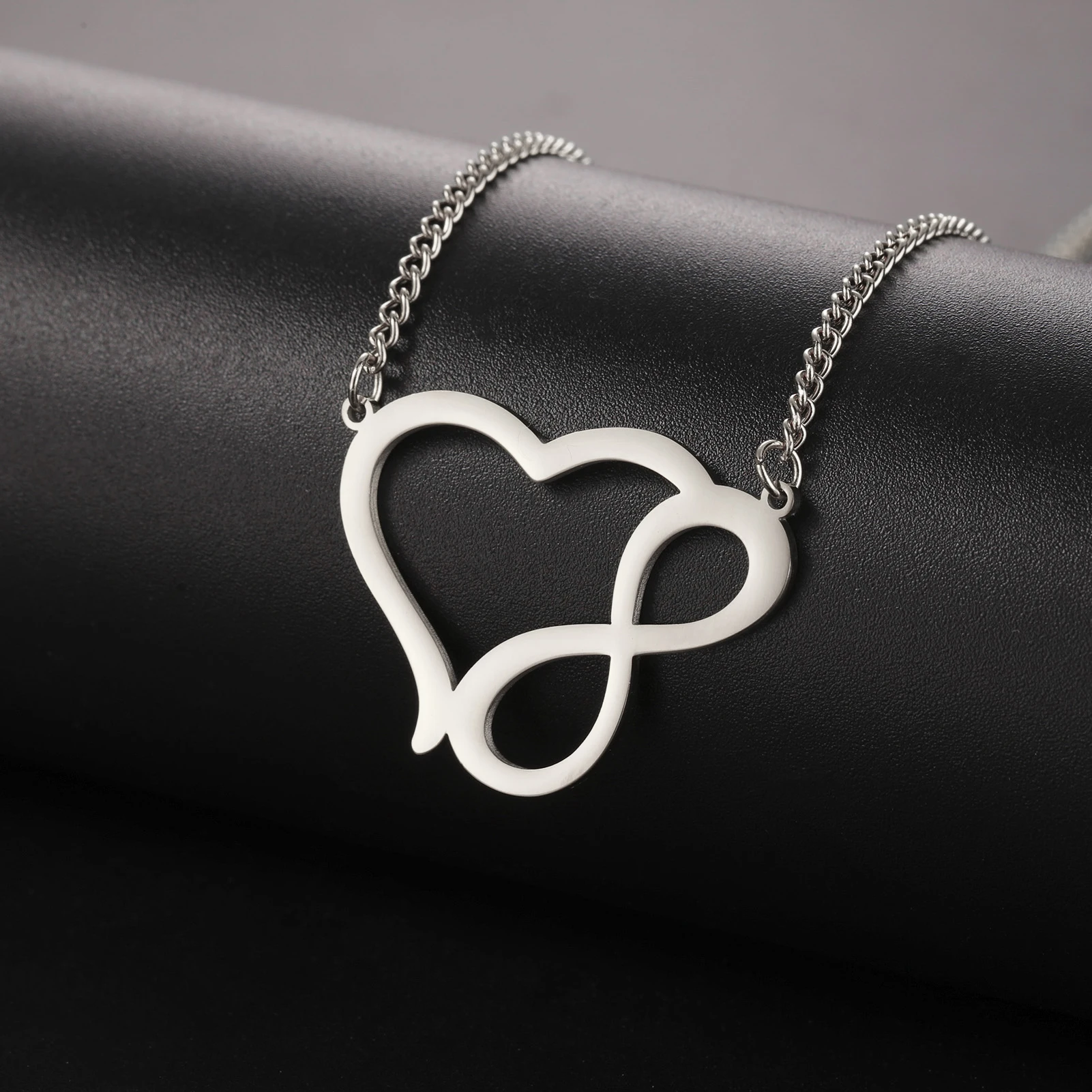 Skyrim Infinite Love Pendant Necklace Stainless Steel Women\'s Fashion Jewelry Necklace Couple Christmas Day Jewelry Gift