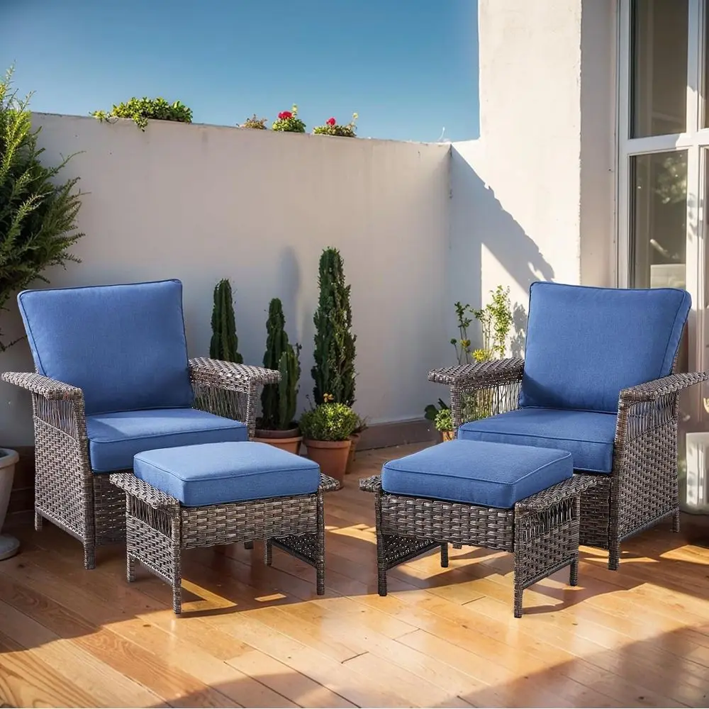 

Набор плетеных стульев для патио из 2 предметов с пуфиками, коричневый ротанг, синие подушки, идеально подходит для помещений на открытом воздухе