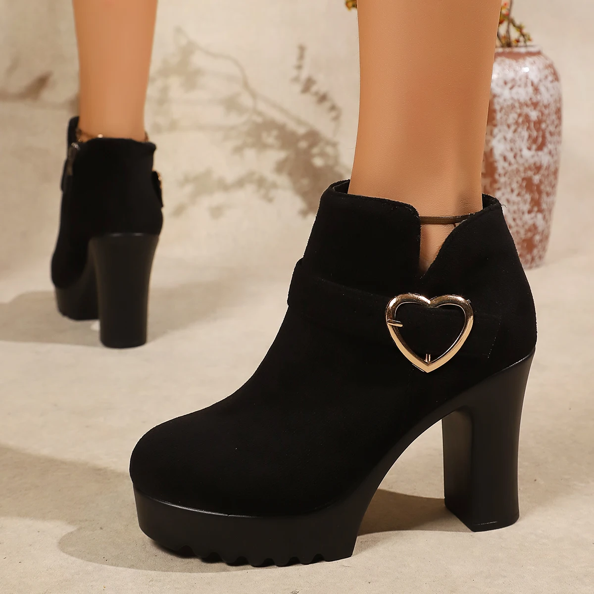Damen-Herbst-Neue Luxus-Metall-Designer-Wildleder-Kurzstiefel mit dickem Absatz, 2025, täglich, vielseitig, flache Chelsea-Stiefel in Übergröße