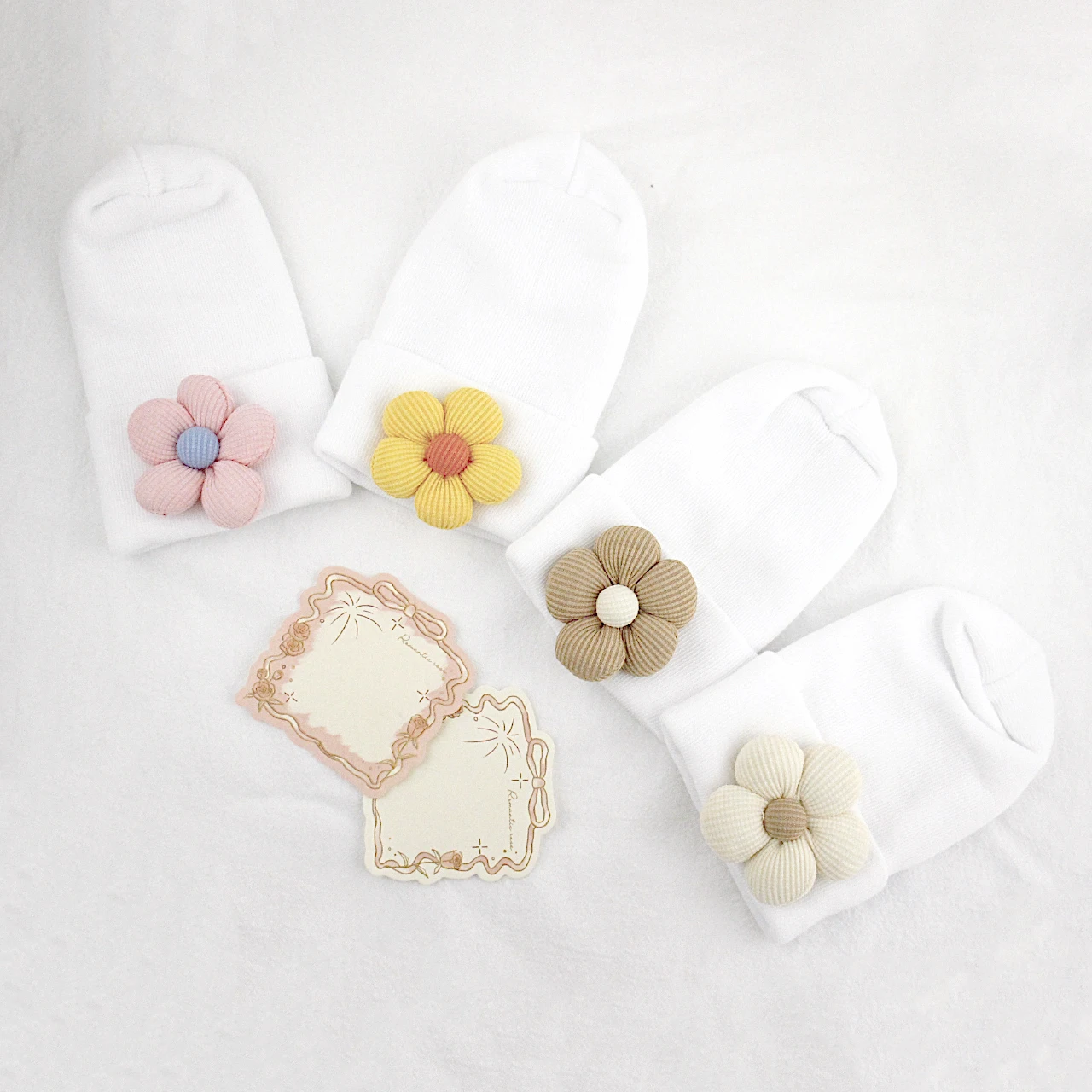 

Вязаная шапочка для новорожденных 0-6 месяцев с милым цветочным узором, тюрбан для малышей, шапочки для новорожденных, головные уборы для роддома, подарок на первый день рождения малыша