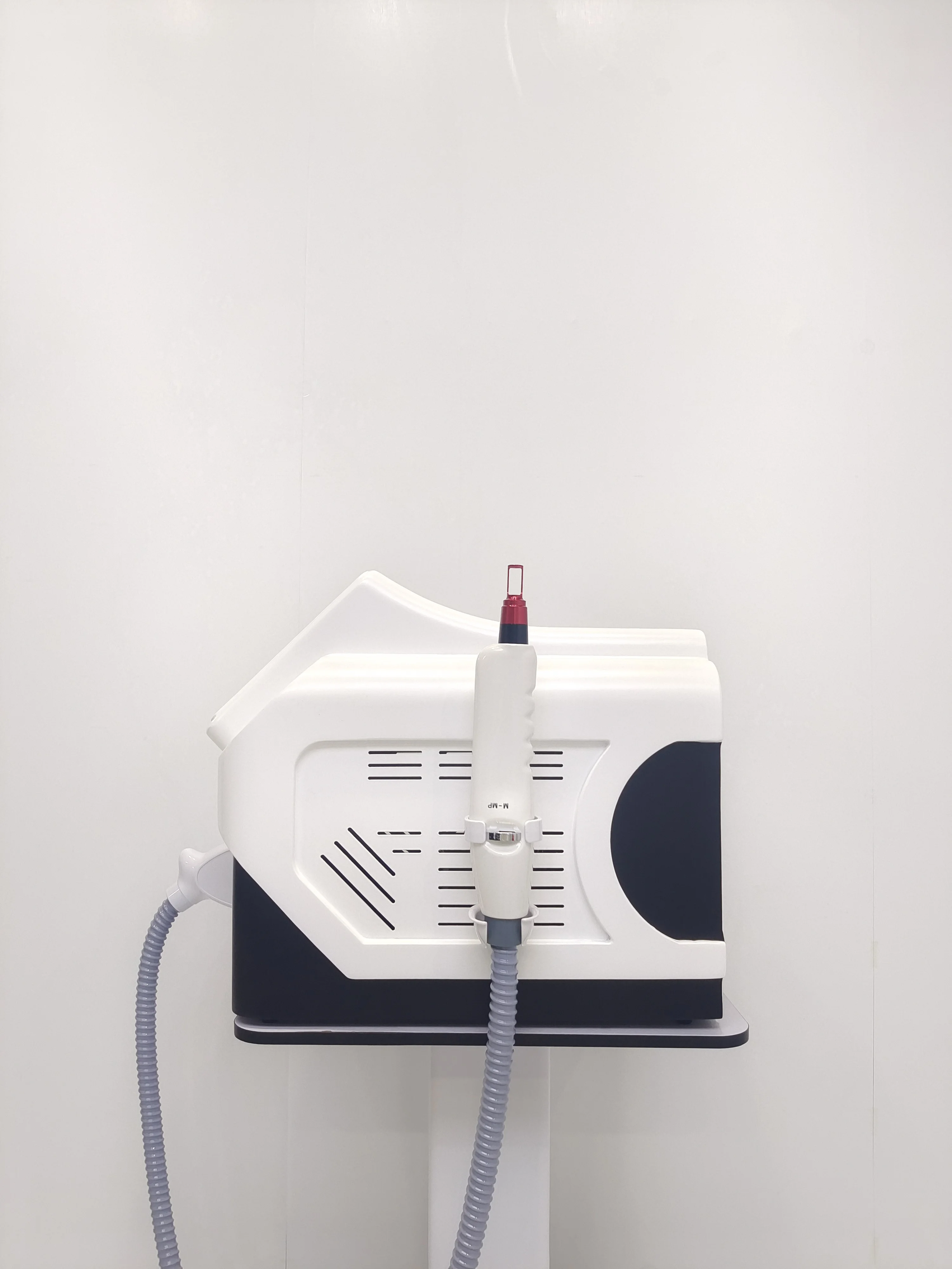 ‌ 2025 Neue tragbare Diodenlaser-Haarentfernungsmaschine 808 nm 755 nm 1064 nm Titan-Bleaching-Verjüngung Hohe Leistung