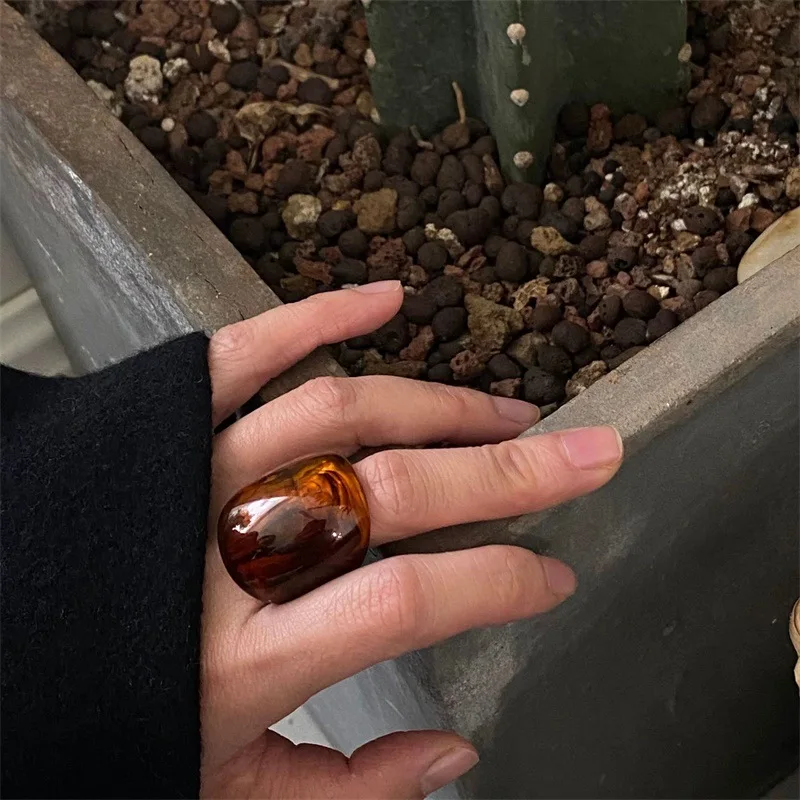 New Vintage Trendy Large Finger Rings For Women Exaggerated Amber Color Resin Temperament Geometric Finger Ring Punk Jewelry