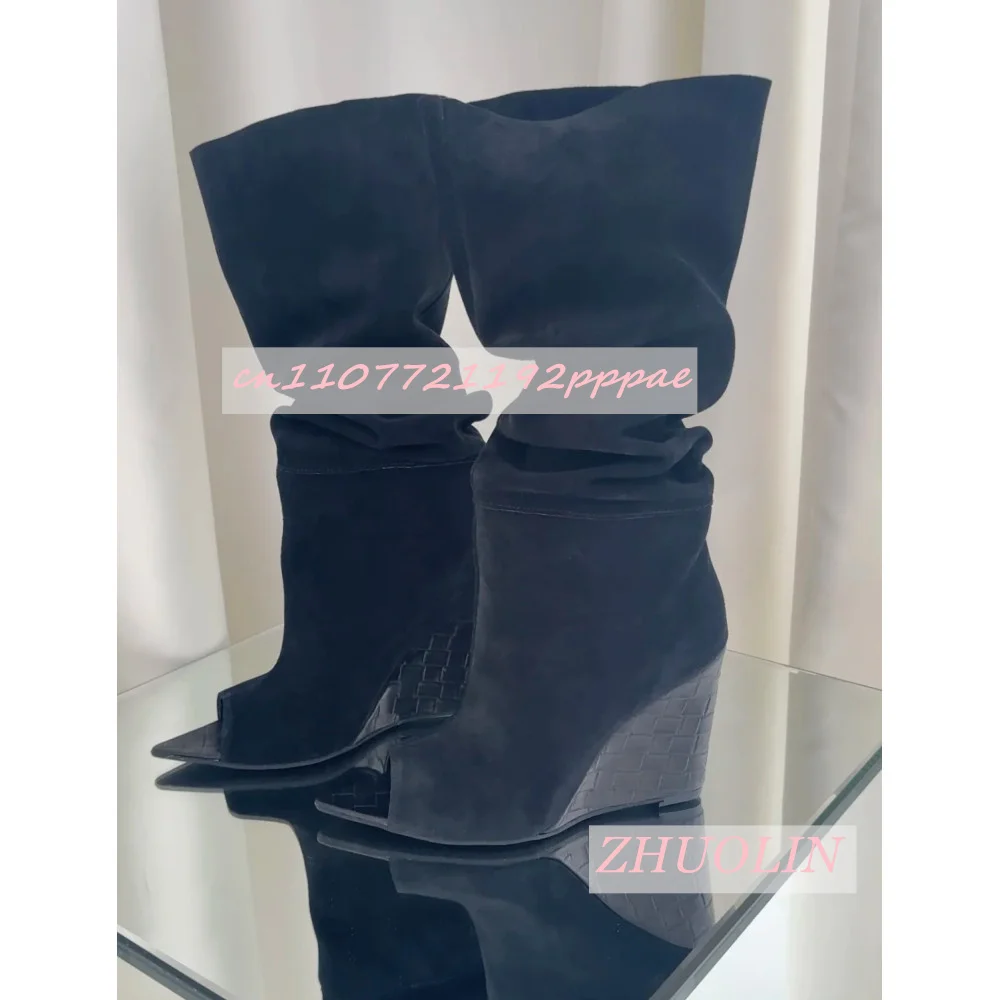 

Женские черные замшевые ботинки на танкетке с открытым носком, модные плиссированные ботильоны с острым носком, удобные и сексуальные летние туфли на высоком каблуке для подиума