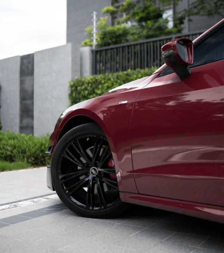 Glanzende 7D koolstofvezelfilm PET-ontgrendelingslijn Zwart goud koolstofvezel vinyl voor voertuigdecoratie Vinylfolie Koolstofvezel