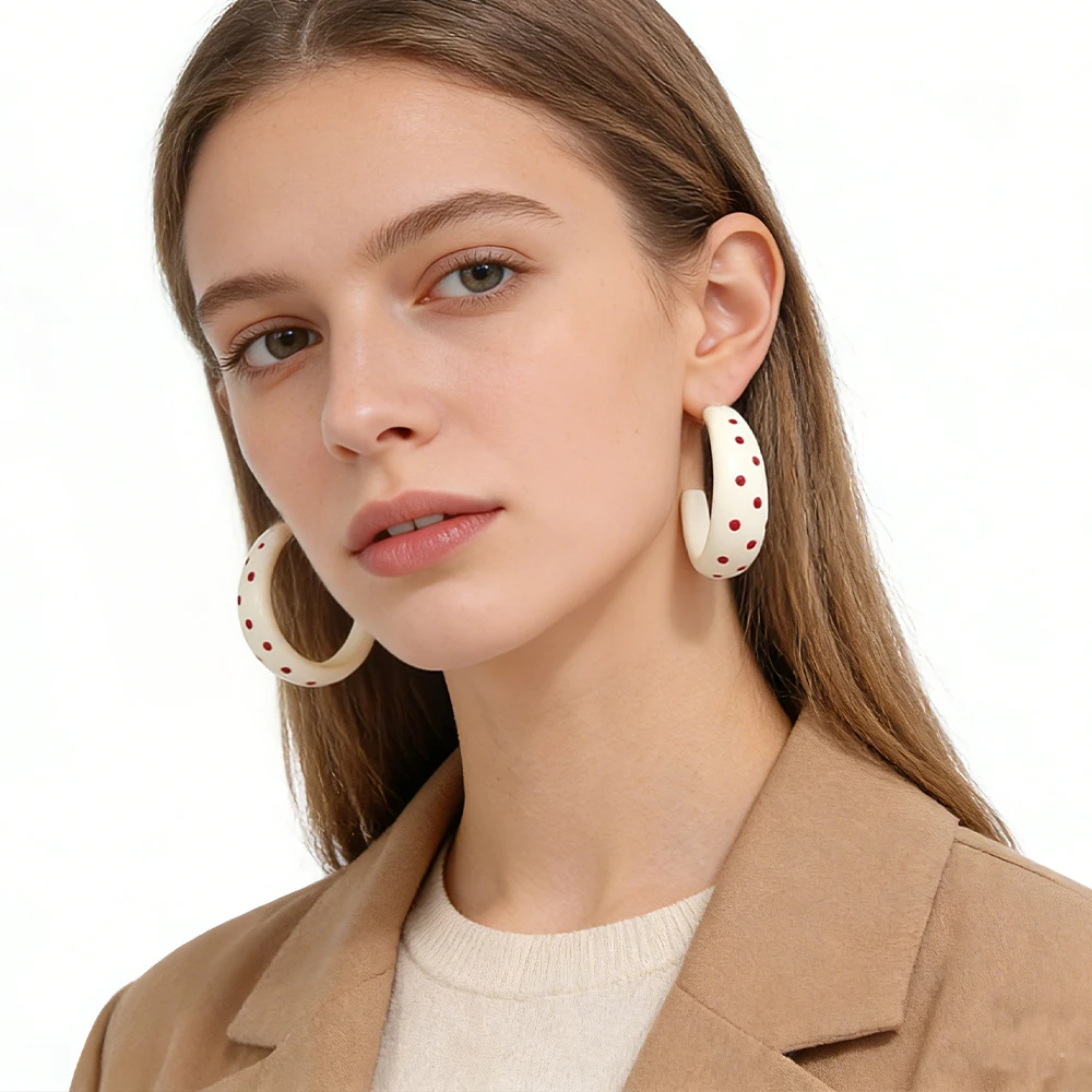 

Серьги-кольца кремового цвета (игривый ретро-стиль) — эффектные украшения, идеально подходящие для завтрака, свидания или стильного образа, сочетающегося с матовой отделкой.