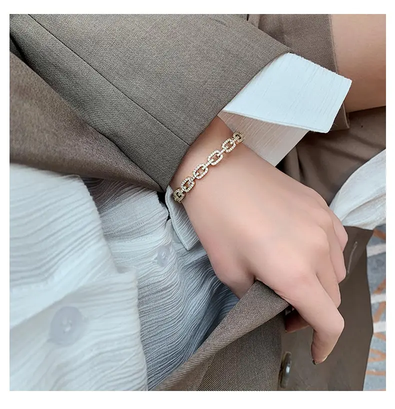 Luxuriöses, mit Mikro-Zirkonen besetztes, 18K vergoldetes Metall-Armband, elegantes Accessoire für Damen, trendiger Schmuck für Weihnachtsfeiern. – Detail 6