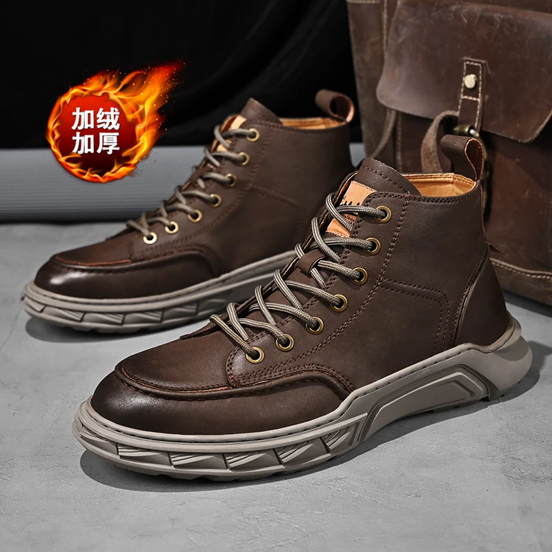 Coppia di stivali gialli grandi in pelle: 2025 nuove scarpe da uomo autunnali e invernali, stivali corti stile britannico, stivale alto con suola ispessita