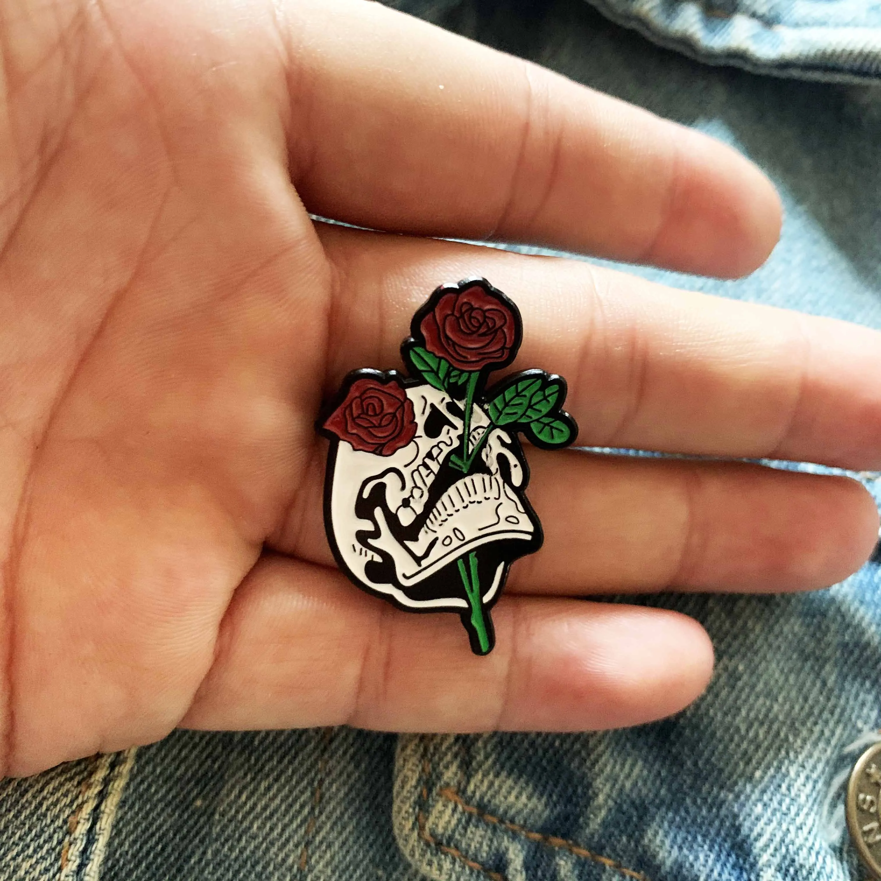 UMQ Club smalto Pin personalizzato carino fiore di rosa spille teschio scheletro distintivi borsa camicia fibbia ad ardiglione gioielli regalo per