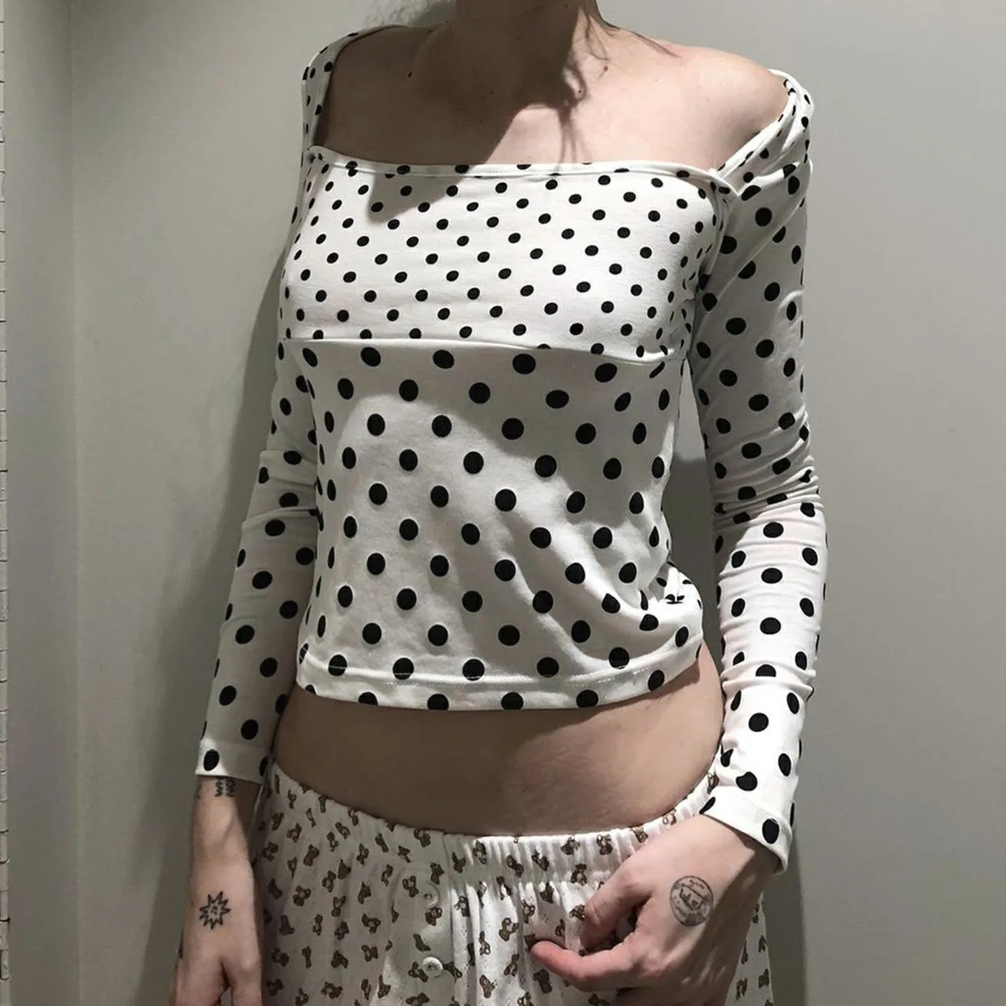 جديد أزياء فتاة ساخنة مثير القسم القصير ساحة طوق موجة نقطة طويلة الأكمام تي شيرت #1