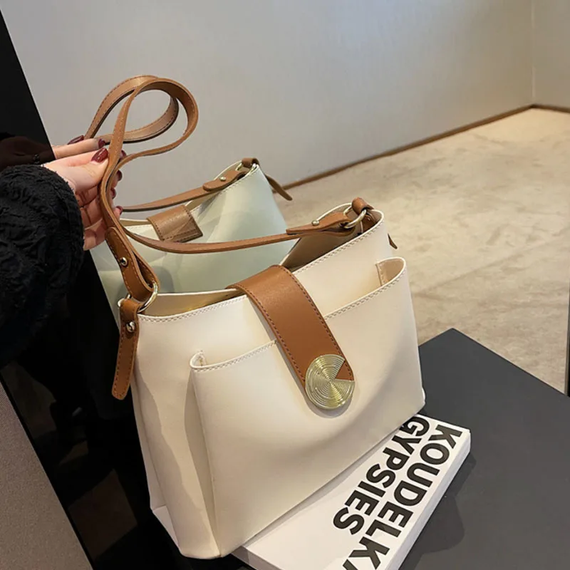 Bolsa de ombro casual de couro PU feminina monocromática, com zíper, tiracolo, estilista, moda, nova, 2023