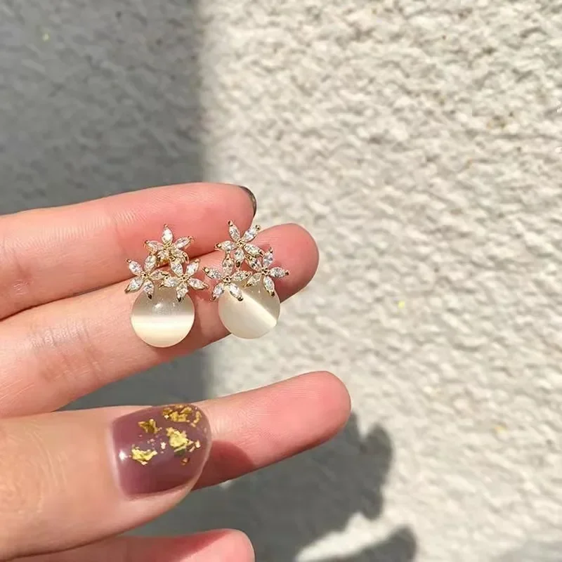 Anting kancing cystal terbaru untuk wanita  Desain bunga kecil yang indah  Anting opal berlapis emas yang elegan  Perhiasan fashion mewah  Hadiah cinta