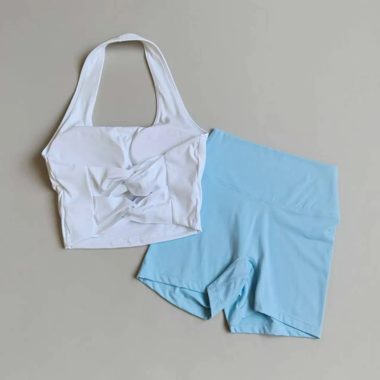 Sexy Yoga-Set mit Neckholder-Top, Pfirsichfarbenem Sport-BH und Hochgeschnittenen Shorts für Damen, Pilates, Yoga, Fitness, Trainings- und Gym-Set – Detail 7