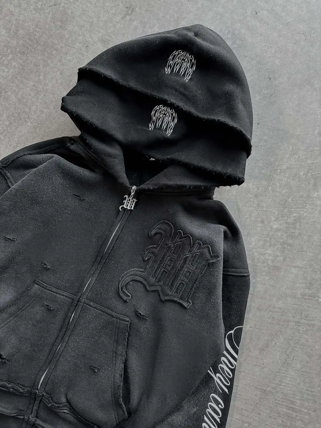 Damenkleidung Distressed Doppellagiger Reißverschluss-Hoodie mit Gothic-Schriftzug Übergroßer Streetwear-Pullover für Casual-Looks