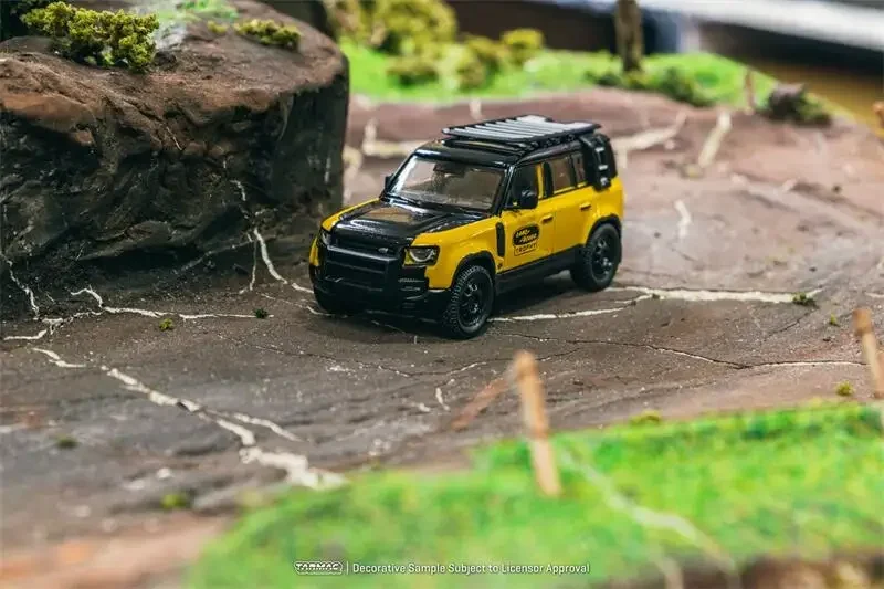 

Tarmac работает 1:64 Land Rover Defender 110, модель автомобиля, отлитый под давлением, черного и желтого цвета