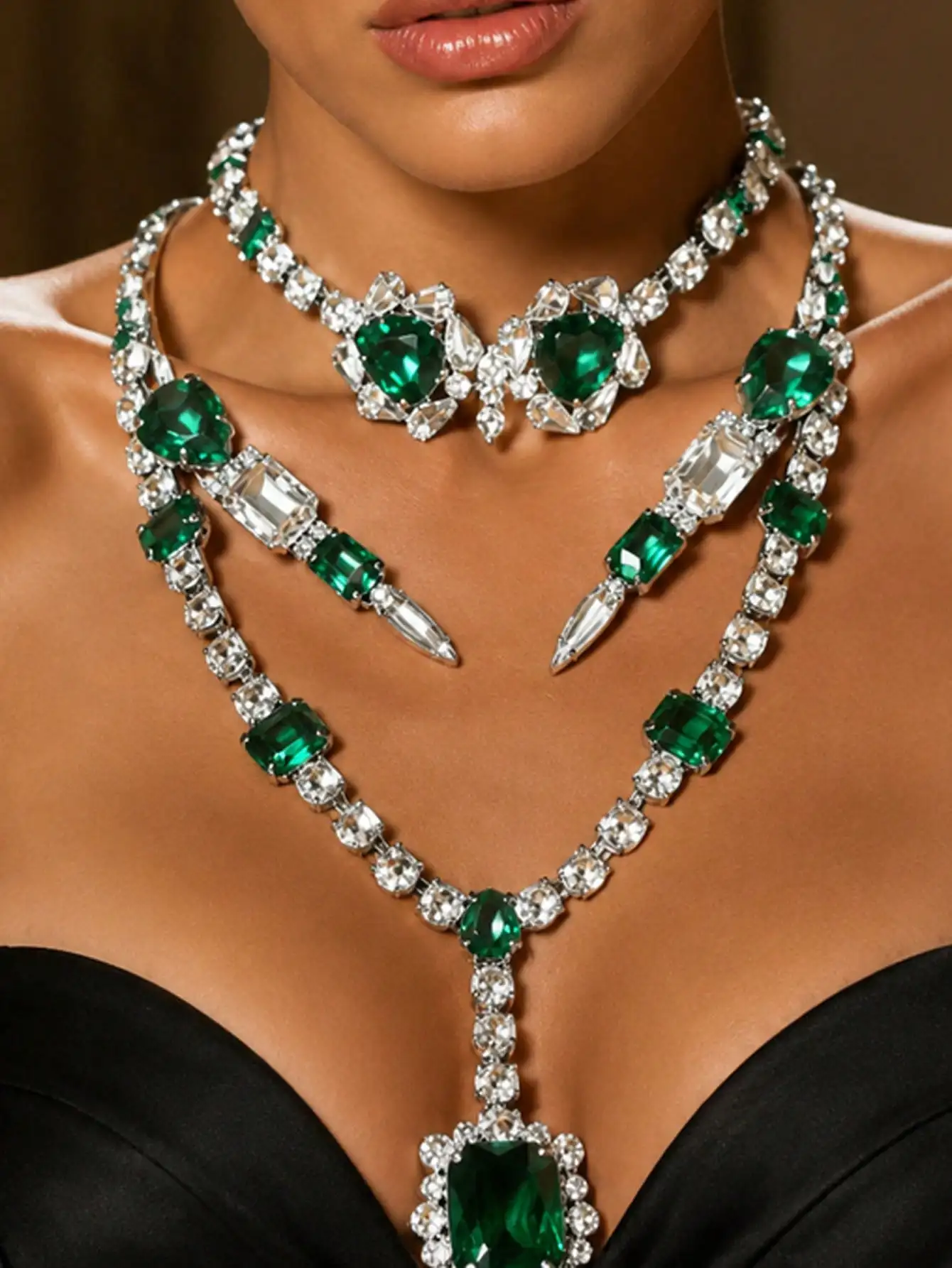 3-teiliges Set aus schichtweiser Halskette mit smaragdgrünen Kristallen, luxuriöse Statement-Halskette im Y-Drop-Stil für Partys, Abschlussbälle und Hochzeiten. – Detail 3
