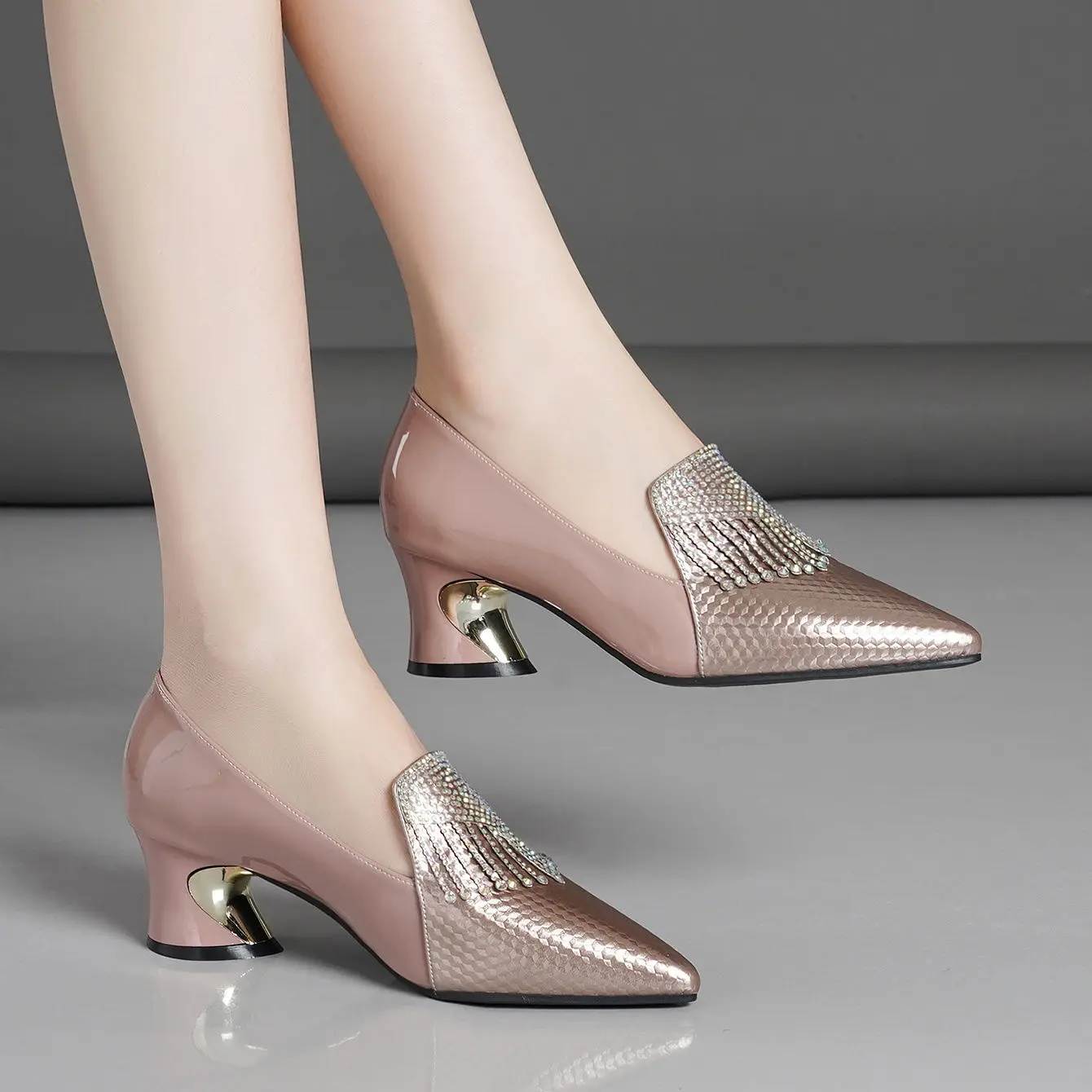 Shallow simple pointed fashion high heels with a single shoe