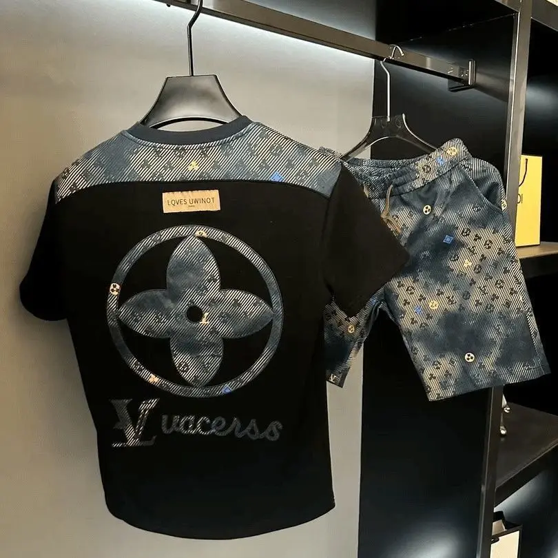 

Новый модный мужской костюм высокого класса с модным и модным дизайном, брюки пять четвертей с короткими рукавами и контрастным принтом.