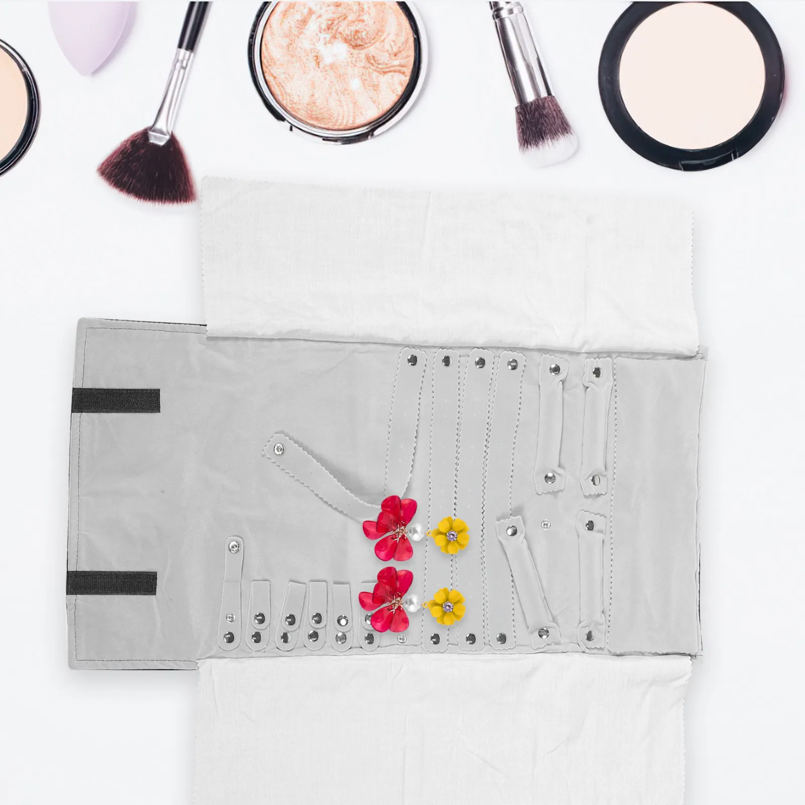 

Легкий дорожный органайзер для ювелирных украшений с серой подкладкой: для колец, серег, ожерелий. Сумка-косметичка для путешествий.