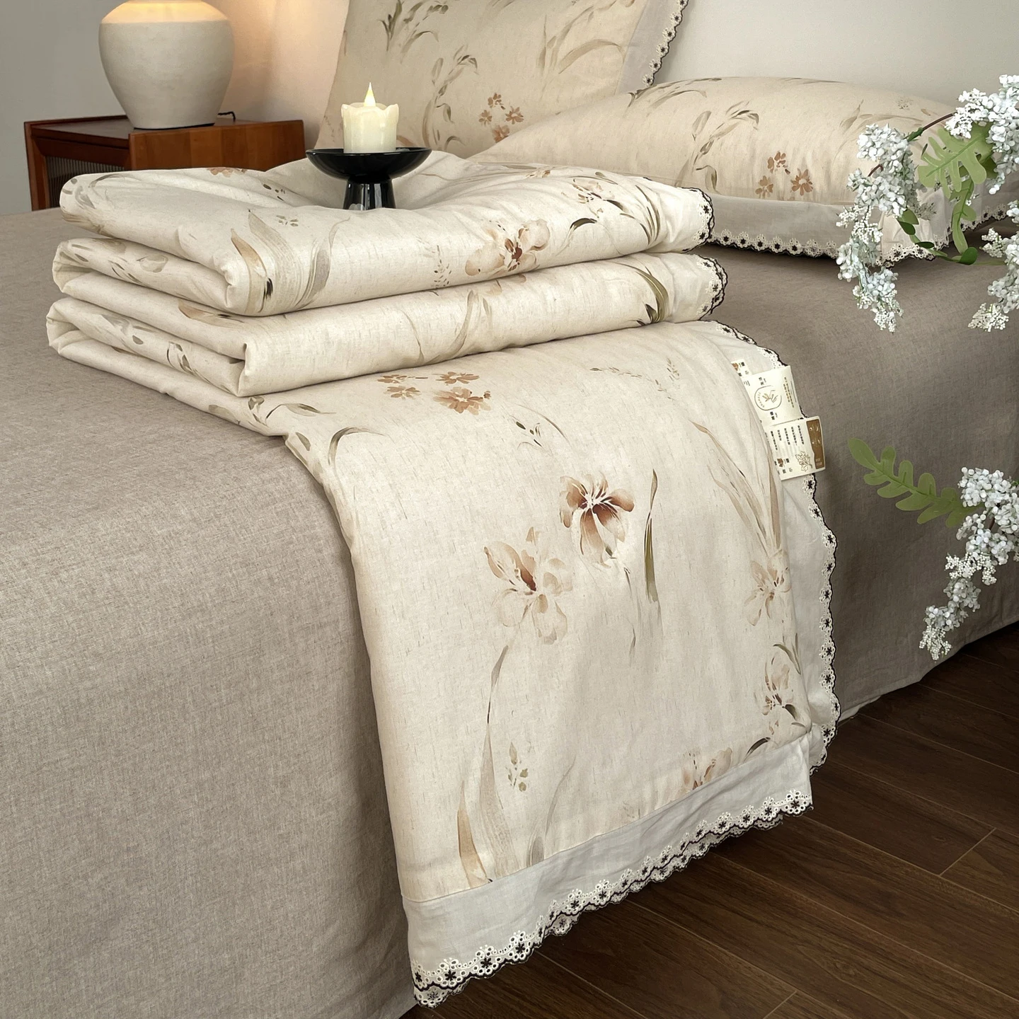

Summer Quilt 200x230cm Queen Size Botanical Floral Lace Trim Lightweight Cooling Blanket for Bedroom Air Conditioned Room Decor