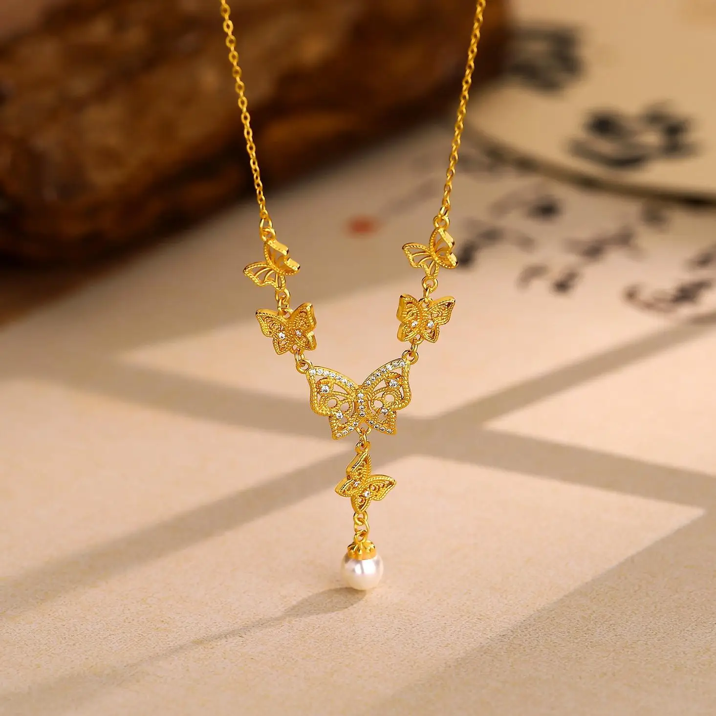 

999 24K real gold three-dimensional butterfly Pearl necklace Women's fashion butterfly micro diamond fringe clavicle chain